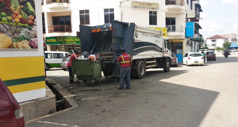 民众要求阿南弗拉当局改善垃圾车的专业效率。