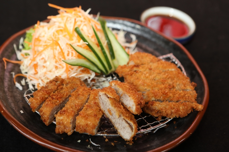 Hire Katsu（28令吉）炸得黄澄澄的炸猪排不仅厚实还酥脆，蘸上酱汁一起品尝，更能尝出个中风味。