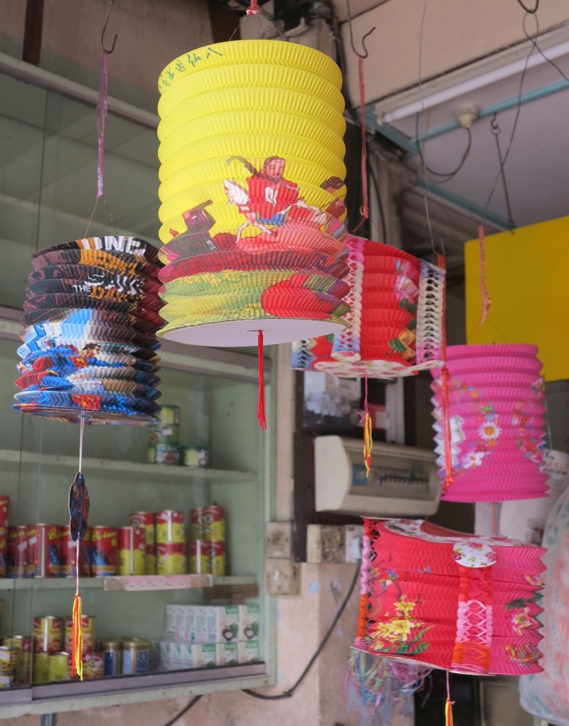 圆筒形的纸制灯笼，一样迎庆中秋节，增添气氛。

