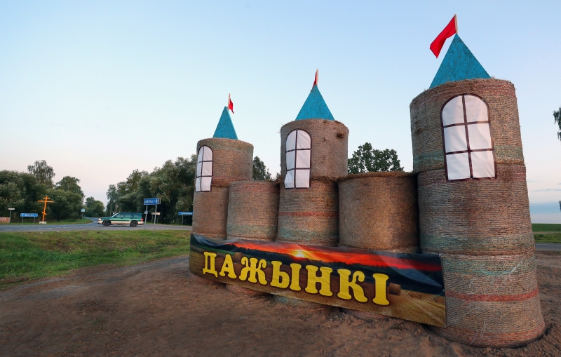 在白俄罗斯首都明斯克郊区各地公路边的田地中，出现了用乾草捆搭建的各种造型的艺术创作作品。