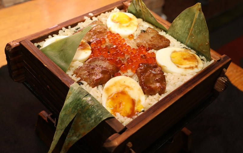 Kurobuta Tama Mushi Rice（3至4人份；88令吉）这道料理改良自日本京都传统美食之一，蒸饭里加入了黑毛猪肉、鸡蛋及鱼卵，口感变得更加丰富。