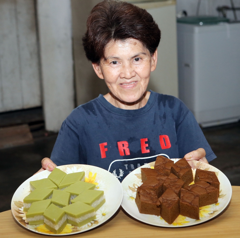 吳玉琴的拿手糕點“糯米蓋被”和黃糖糕，多年來深受好評。