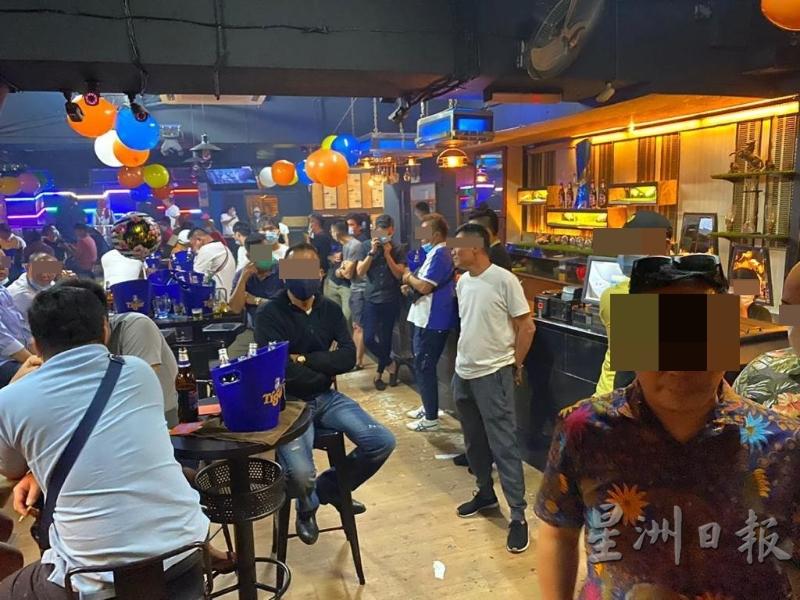 一家咖啡馆疑滥用执照，偷偷经营酒吧生意，店内72人因没有保持人身距离，各遭罚1000令吉。

