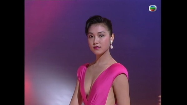 张凤妮参加1987年香港小姐竞选，并获得“最受佳丽欢迎奖”后入行，之后演过多部TVB剧集。
