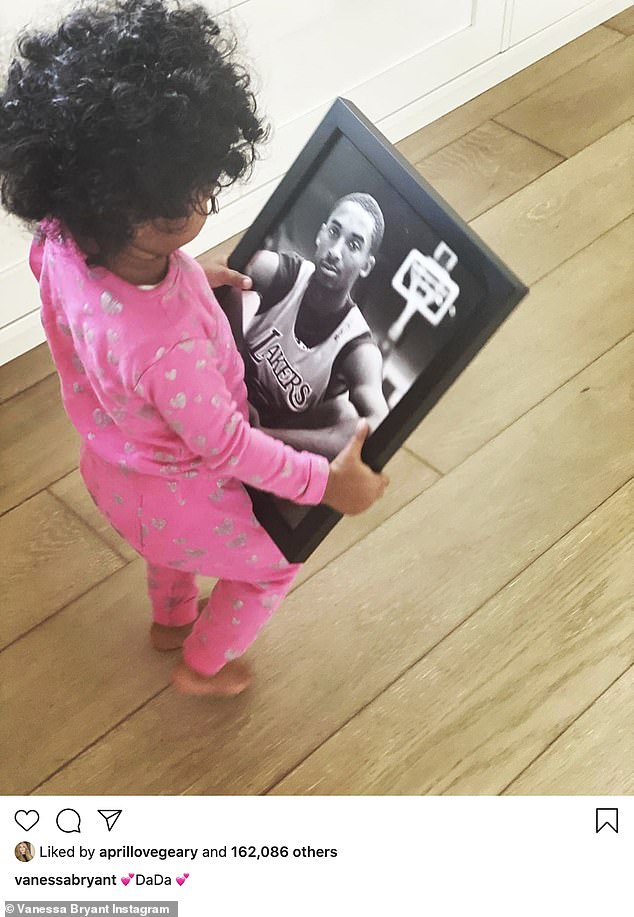 科比小女儿卡普里抱着照片喊爸爸，看哭了多少人……（瓦妮莎IG照片）