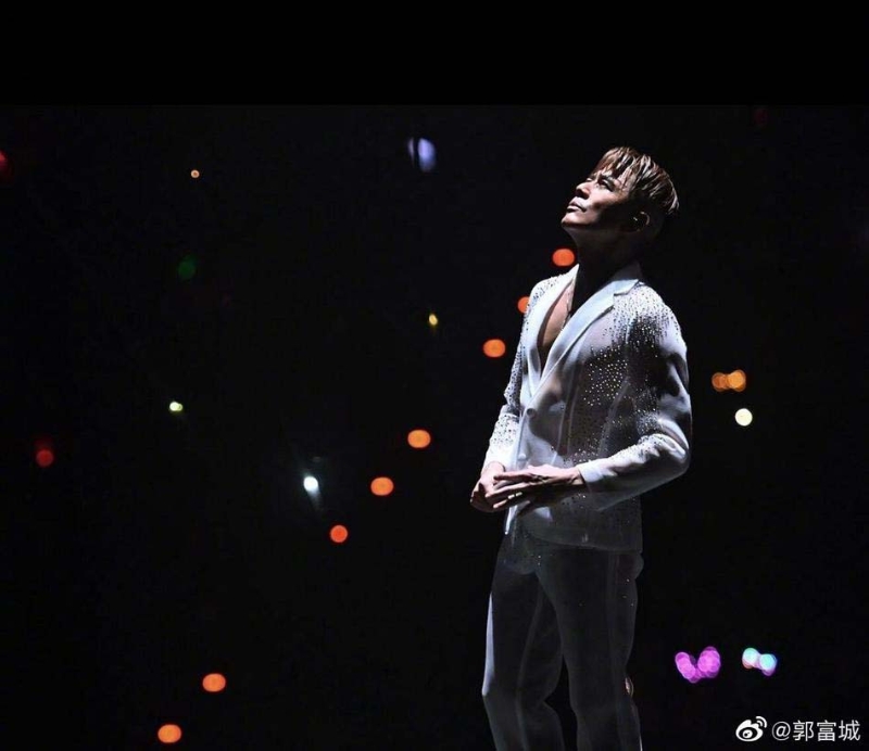 郭富城在微博发舞台照感恩粉丝庆祝出道30周年。