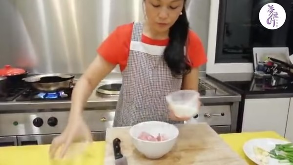 张凤妮上传影片，她亲自走入厨房，教大家煮“马来西亚鱼块米粉”。
