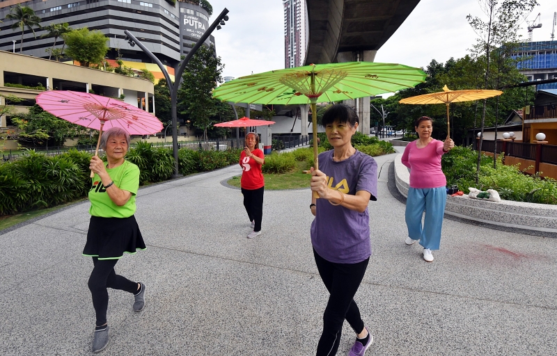 中南区的河滨大变装，获增设环境漂亮的迷你公园，成为社区的互动与活动好去处，平日早晨还有妇女们练习大跳雨伞舞，提高市民的生活品质。