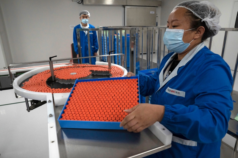 中国科兴生物在北京的疫苗工厂正积极生产2019冠病疫苗。已有11款由中国研发的冠病疫苗，进入临床实验阶段，当中已有4款，进入三期临床试验。(图：美联社)