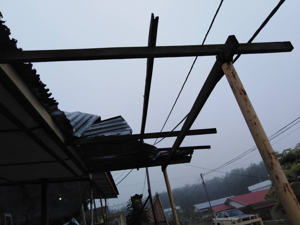 暴风雨摧毁民宅车房阳棚。