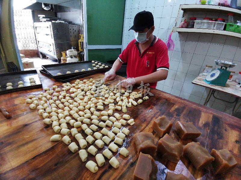 员工纯手工制作传统月饼，与您分享团聚及送礼良伴。