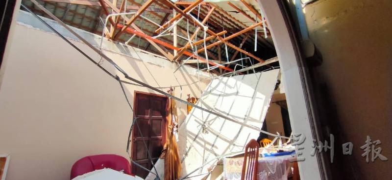 “怪风”来袭，导致多间住家屋顶被卷走，场面狼藉。
