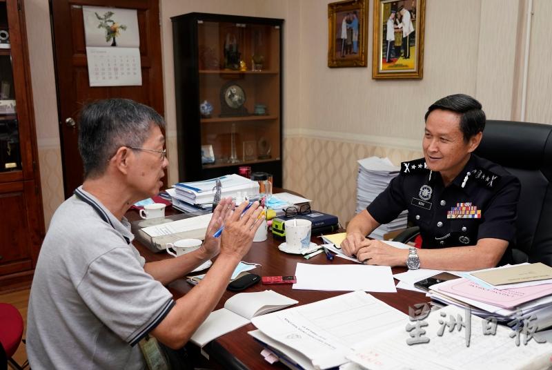 吴文恭（右）接受本报高级记者潘永华专访，畅谈各项警务课题。