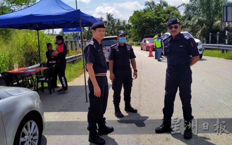 吴文恭（前排左一）于行动管制期间在慕亚林县路障视察；警方目前仍在州内9个地方设立路障，派出警员24小时驻守。（档案照）