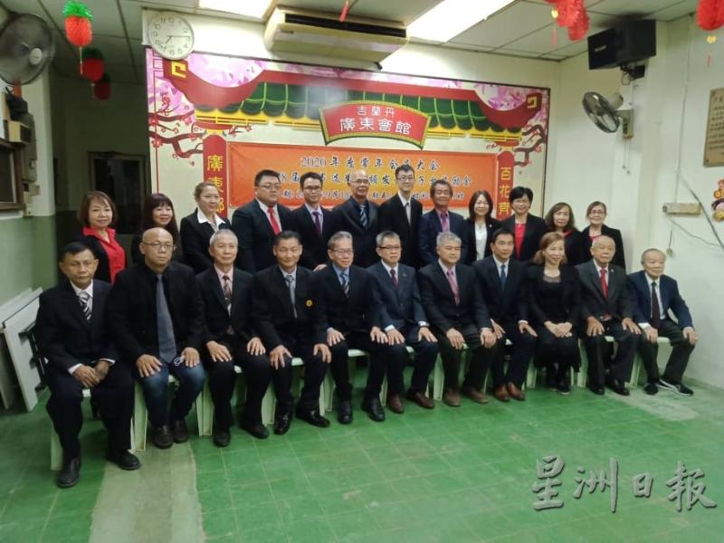 张昌喜（前排右六）与新届理事合影。