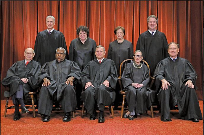 图为2018年11月30日美国最高法院九名大法官合照。后排最右为卡瓦诺，前排右二为日前病逝的金斯伯格。（法新社档案照片）