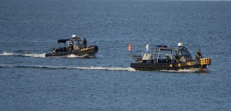图为韩国渔政艇在延坪岛一带海域进行搜索。(美联社照片)