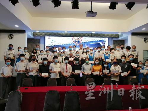 马六甲永春会馆颁发会员子女奖励金，共43学生受惠。