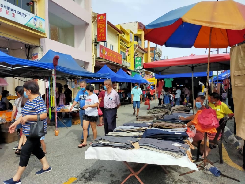市议会指示周日早市集小贩必须改用蓝色帐篷，宽限期至10月尾。