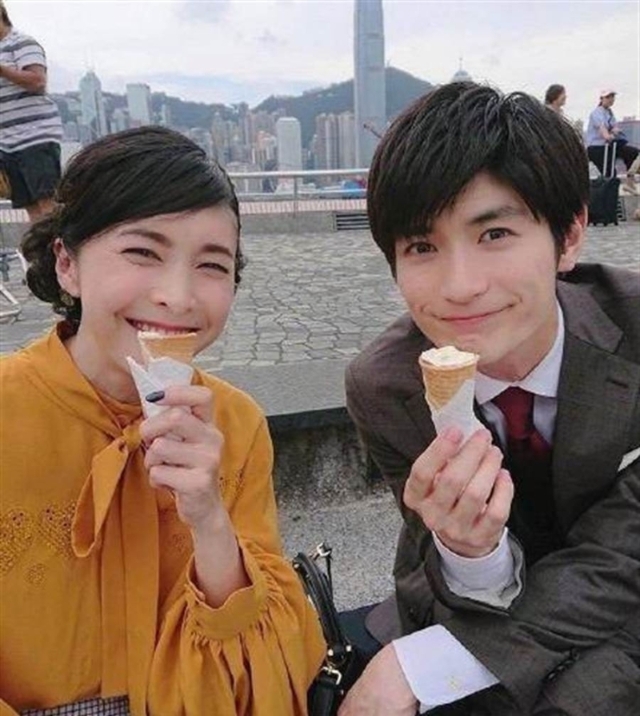网民翻出三浦春马和竹内结子在香港出外景时，一起坐在路边吃冰淇淋灿笑的画面，两人却在今年相继离世，让粉丝们感到不可置信与哀痛。