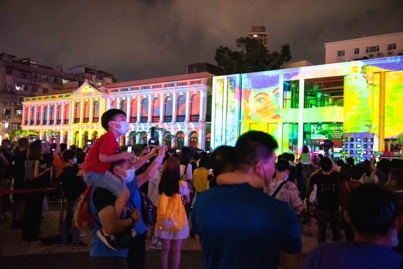 由澳门特区政府旅游局主办的“2020澳门光影节——光影嘉年华”活动在澳门塔石广场举行开幕仪式。