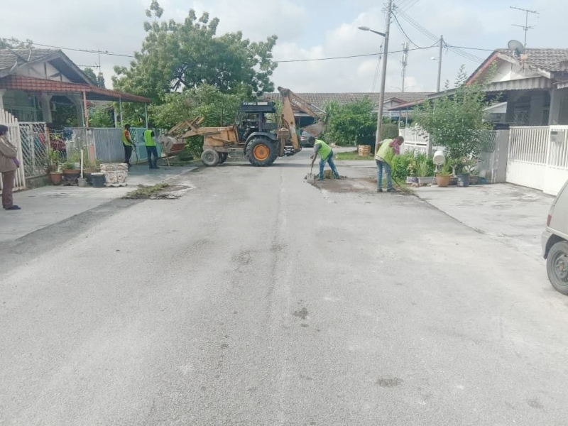 卫星市双溪柯拉8花园道路目前正进行清理工作，一旦完成清理，就可以开始铺路。