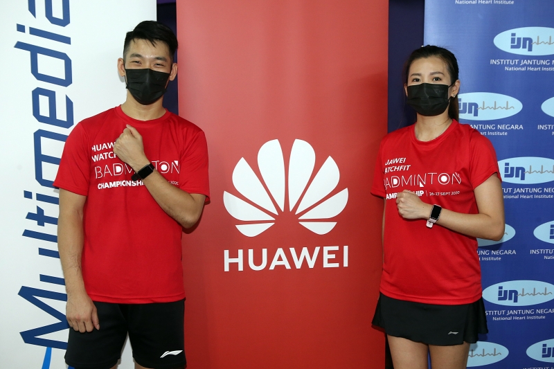 大马的里约奥运会混双银牌“橓莹组合”陈炳橓与吴柳莹出席华为智能手表Watch Fit羽球锦标赛活动。