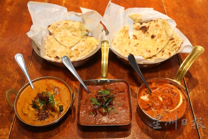 左：Fish Curry/RM35中：Mutton Rogan Josh/RM35右：Butter Pork/RM30后左：Garlic Naan/RM6后右：Plain Naan/RM5印度料理博大精深，单是“咖哩”或是“混合香料与香草煮成的酱汁”就多不胜数，来到印度餐厅，当然要多点几款试试──鱼肉咖哩以番茄、洋葱和混合香料烹煮，滋味温和，不会太过复杂；Rogan Josh 焦化洋葱咖哩是北印度喀什米尔地区的名菜，特色是用焦化洋葱、优格和多种辛香料，加入羊肉慢炖，风味浓郁辛香；奶油猪肉咖哩则用了奶油鸡咖哩的做法，猪肉是从烤猪肋排手撕拆下的，奶油咖哩酱汁馥郁滑顺。这些酱汁浓稠的菜式，搭配土窑炉烤制的Naan 烤饼一起吃更具风味。