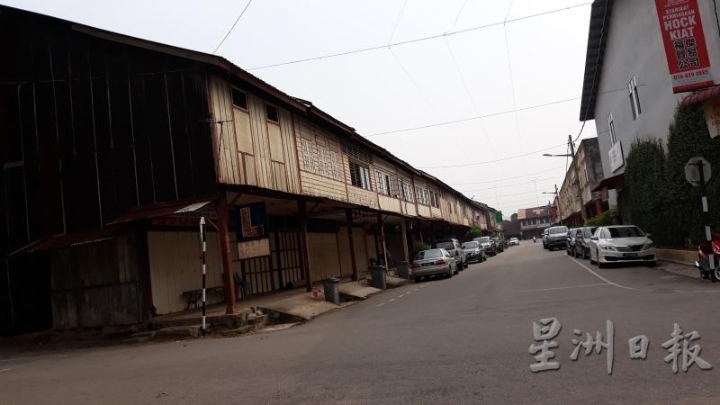 从河岸方向眺望玉射老街，悠闲缓慢悄悄弥漫。