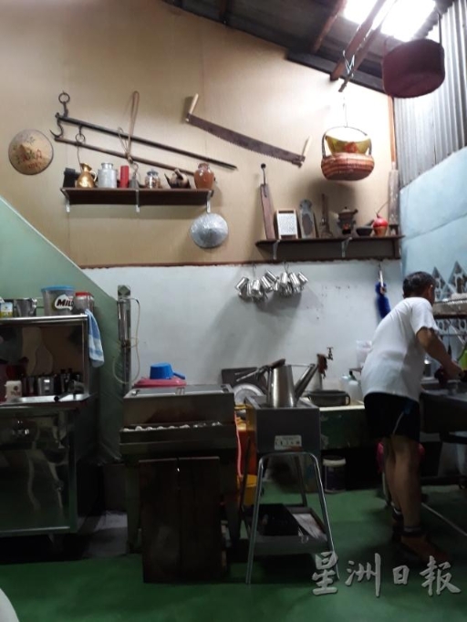 杨全运收集很多旧物，连泡茶的厨房也挂满各式的旧物古品，透现时间之风华。