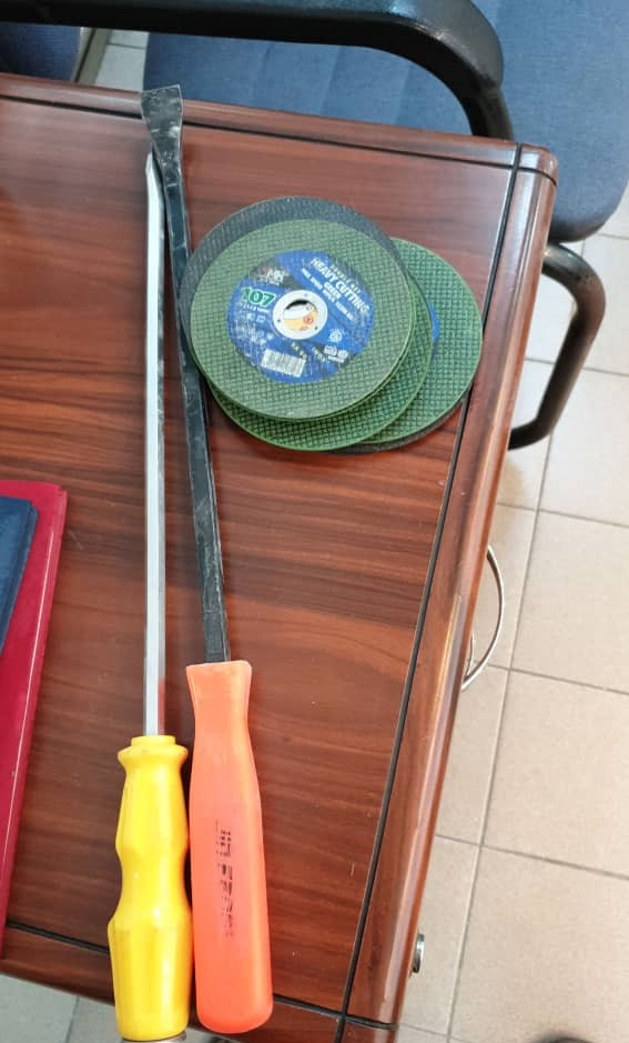匪徒逃跑时,把一些工具包括切割金属用的切割片遗留在金铺内。 匪徒逃跑时,把一些工具包括切割金属用的切割片遗留在金铺内。