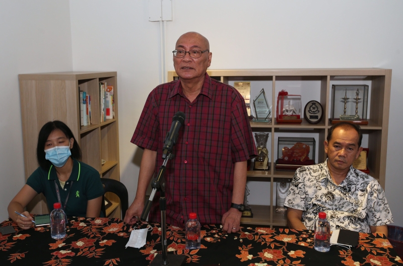 由吉隆坡市政局与中央艺术坊召开的对话会，旨在聆听小贩们的反馈意见。左起为张惠闵、诺希山及依布拉欣。