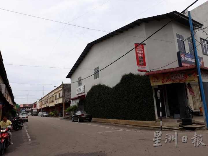 孙亚福：避免夕照会给街坊的视力不适，就决定种植爬墙草来改善，没想到变成外地人的打卡拍照的“景点”。