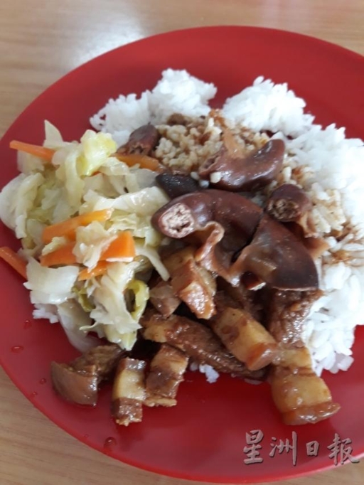 海南卤肉大肠饭是Buji咖啡店东主不定时推出的特餐，要吃得趁早，因为很快就卖完了。