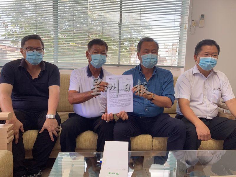 侨南学校署理董事长许庆璋(右二)与董事张良水(左二)展示侨南学校的迁校批文。左为秘书江山河,右为财政林启钦。 侨南学校署理董事长许庆璋(右二)与董事张良水(左二)展示侨南学校的迁校批文。左为秘书江山河,右为财政林启钦。