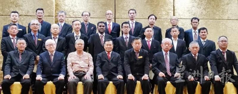 霹雳电单车商公会第15届理事会（2020年至2022年）成员合照。前排左起为王威龙、方春树、陆东志和黄锋；右起为郭福荣、蔡金镇、张观云和黄文生。