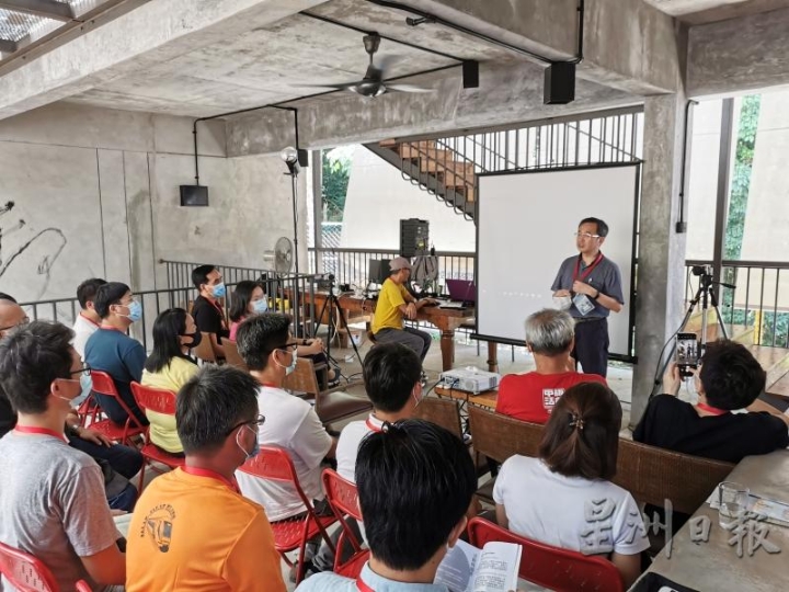 驻马来西亚台北经济文化办事处文化组组长陈冠甫，正在为全马各地的社造人分享台湾的社区营造经验。

