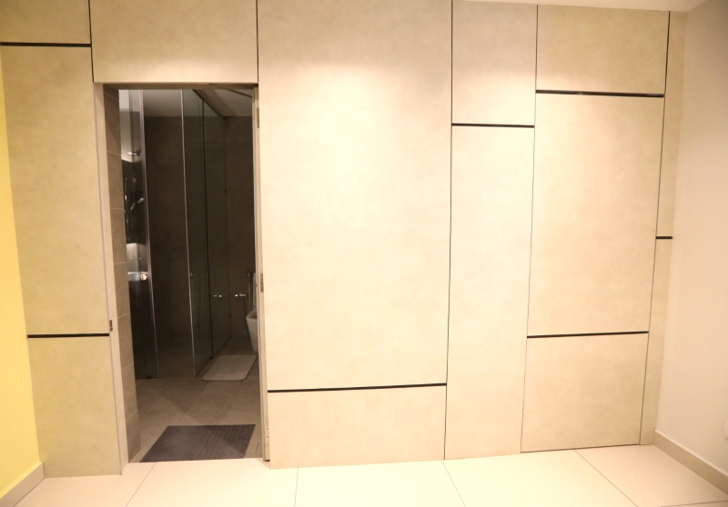卫浴间外的门与墙壁，沿用了镶板门的设计，让人毫不察觉该处正是洗手间。