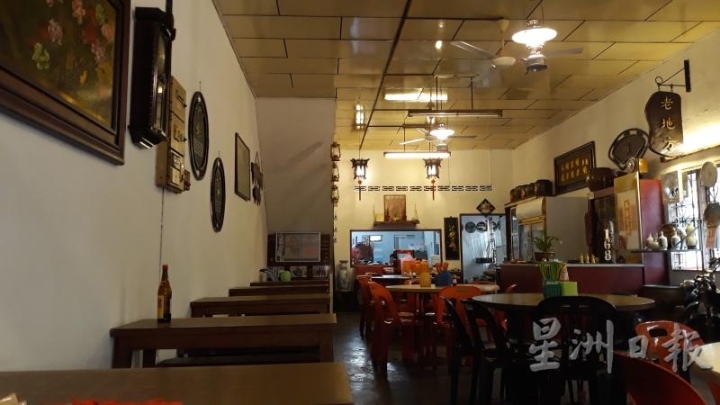 自1975年开设的友合餐室的布置如今添加许多旧物，并名为“老地方”，意指是老朋友相聚的好去处。