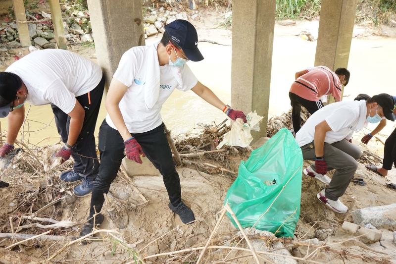 甘榜鹅唛居民及雪州水务管理公司乌雪办事处职员一起进行轰埠河大扫除活动。