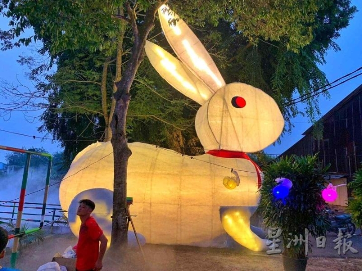 去年玉射村民在河畔的情人桥桥头，亲手打造一头巨型玉兔，欢庆中秋佳节。