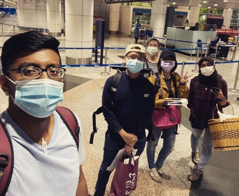 嘉玛莉亚（右二）和团队结束沙巴州选助选行程，星期日晚上安全飞抵吉隆坡国际机场。（嘉玛莉亚脸书照片）