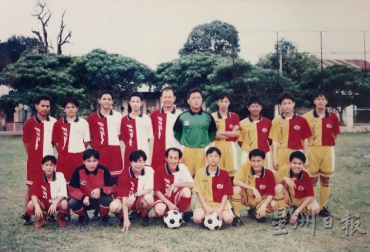 玉射流浪足球俱乐部在80年代是麻县响当当的华裔足球队，连友族同胞都晓得他们的球技一流。图为玉射流浪足球俱乐部其中几代的球员。