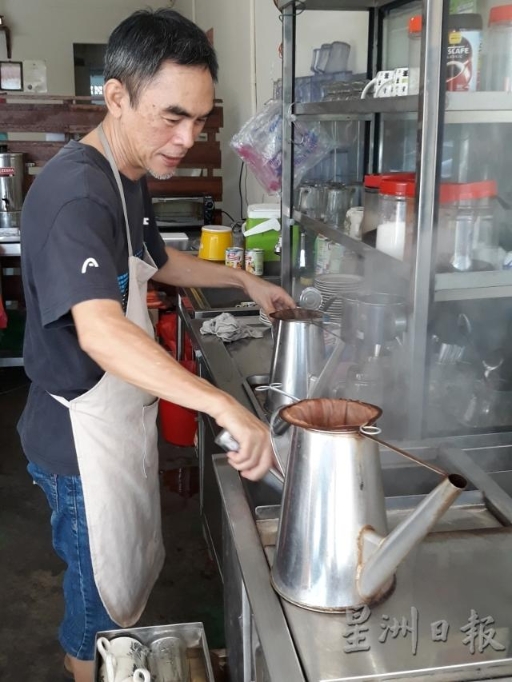 王会运退休之前从事家具制作业，退休后则以开咖啡店打发时间，因为从小看经营咖啡店父亲冲茶“看都看会了”。