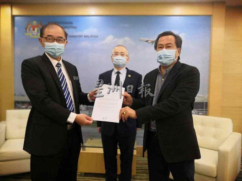 副教育部长马汉顺（左）在交通部长魏家祥（中）见证下，移交迁校批文予许庆璋。