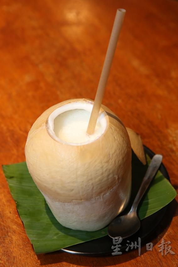 Coconut Lassi/RM15以全粒嫩椰上桌的椰子lassi，比一般印度优格饮料更香更浓，也更像奶昔。