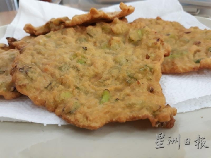 蔬菜煎饼和炸春卷是“家乡味咖啡店”的招牌小吃，饼脆馅香，常常让人吃了就停不了口。
