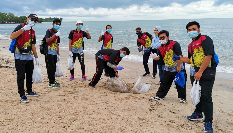 “保护海洋资源，你我有责”！志愿者参与洁滩运动，为保护环境献力。