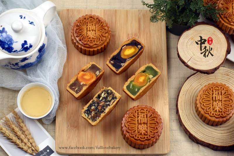 黄兴华制作的传统烤皮月饼，口味也偏向于传统口味，如豆沙、莲蓉、翡翠及五谷。
