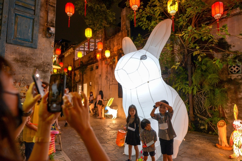 吉隆坡鬼仔巷有只大玉兔等著您来打卡留影。

